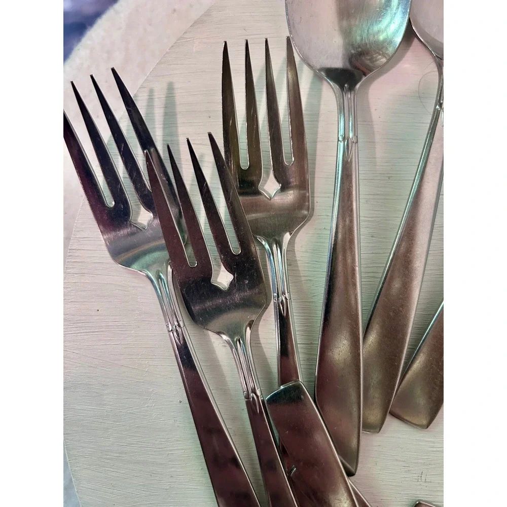 Oneidacraft Deluxe Stainless Lasting Rose Flatware Set 15 Pieces Spoons Forks